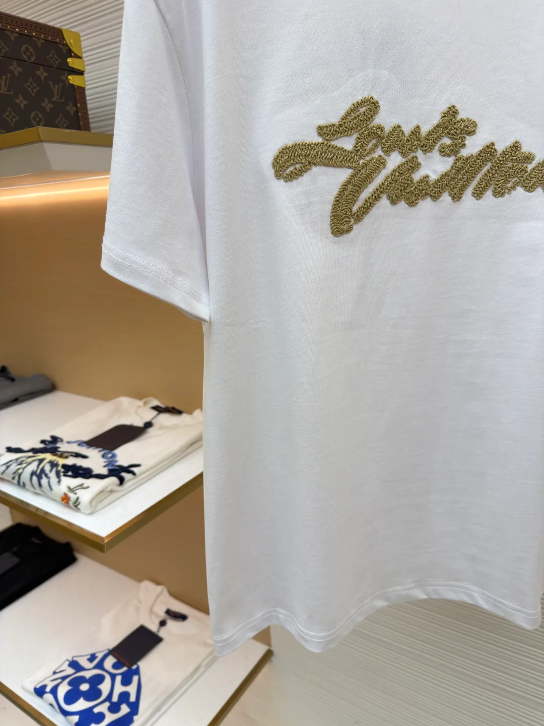 LOUIS VUITTON Raffia letter embroidered short sleeves ●Authentic product: Purchased and developed for 10399 ●Item number: 1680198-X95 ●Material: plain weave high-quality cotton ●Technology: double yarn tensioner thread ●Version: fitted version ●Weight: about 245 grams ●Size: S-M-L-XL ●Description: Clever use of iconic elements like raffia to add a touch of handcrafted flavor to the classic silhouette. Decorated with Louis Vuitton embroidery on the chest and Marque 1.Vuitton Dé 💰osée label on the back. The overall wiring is straight and delicate, the fabric is comfortable and soft, and the color is consistent without color difference. It can be matched with the same style to create a fashionable look and control various occasions. Customized accessories, complete with three standards, same style for men and women!